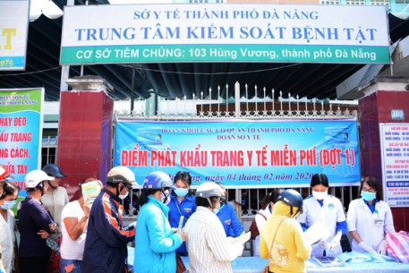 ĐOÀN THANH NIÊN SỞ Y TẾ ĐÀ NẴNG PHÁT KHẨU TRANG Y TẾ MIỄN PHÍ