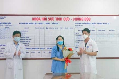 NỮ ĐIỀU DƯỠNG ĐÀ NẴNG SỐC PHẢN VỆ SAU TIÊM VẮC XIN PHÒNG COVID-19 ĐƯỢC RA VIỆN