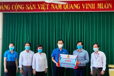 LIÊN ĐOÀN LAO ĐỘNG THÀNH PHỐ HỖ TRỢ  LỰC LƯỢNG TUYẾN ĐẦU CHỐNG DỊCH