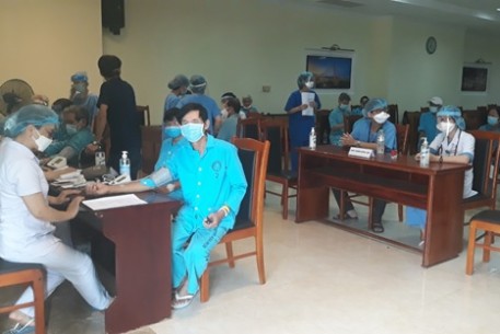 CHỈ NHỮNG NGƯỜI NHẬN ĐƯỢC GIẤY MỜI THÌ MỚI ĐẾN ĐIỂM TIÊM CHỦNG VẮC XIN PHÒNG COVID-19