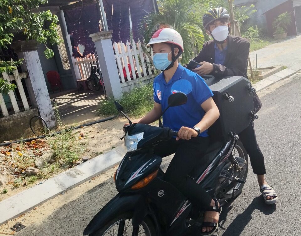 Đoàn thanh niên tham gia tuyên truyền vận động nhân dân đến tiêm vắc xin phòng COVID-19 tại các tổ dân phố