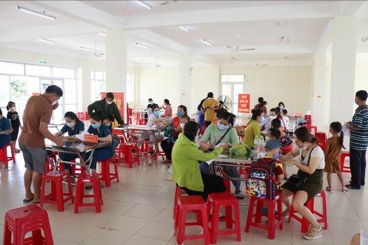 Bàn ghi thông tin, hướng dẫn và khu khám sàng lọc được bố trí ở tầng 2, vừa rộng rãi và thoáng mát 