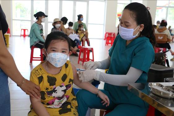 Bé T., 6 tuổi cùng mẹ và chị đến tiêm chủng