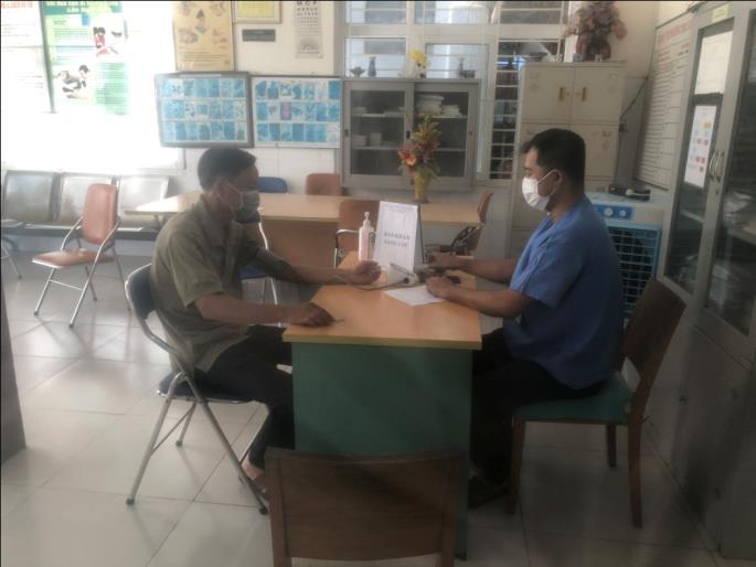 Cán bộ y tế khám sàng lọc cho các đối tượng tiêm vắc xin phòng COVID-19
