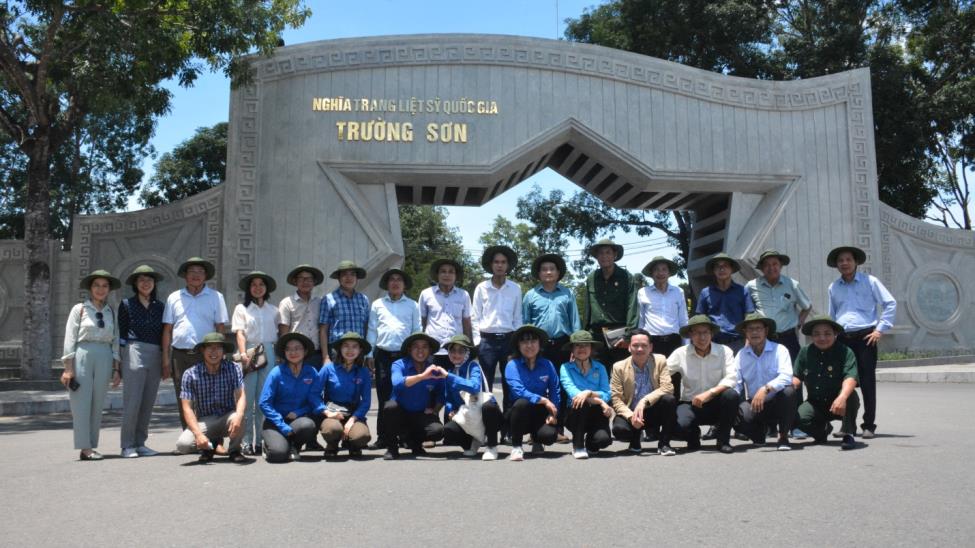 viếng hương tại nghĩa trang Trường Sơn 1