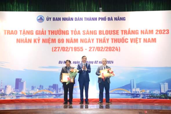 trao tặng gai thuong TSBT 2