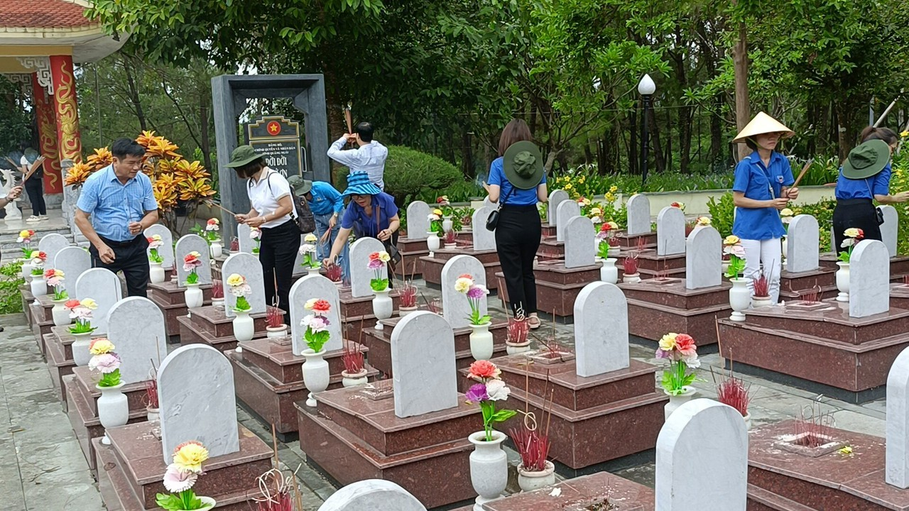CDC dâng hương nghĩa trang LS Trường sơn